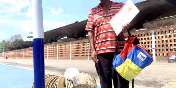 Los sombreros de palma y la propiedad de su casa traen al Yukpa Luis Martínez a San Cristóbal