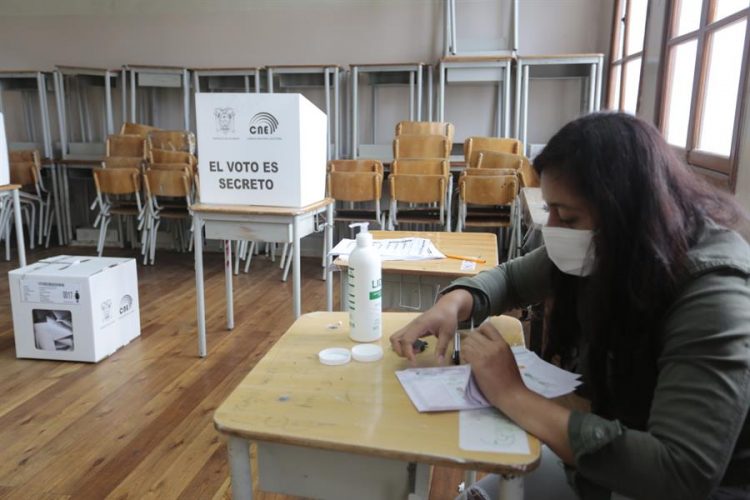 Jurados de votación realizan el conteo de votos tras las Elecciones Generales 2021 hoy, en el centro de votación Colegio Manuela Cañizarez, en Quito (Ecuador). EFE/Santiago Fernández