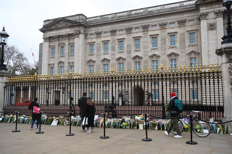 Flores depositadas en el exterior del Palacio de Buckingham, en Londres, este sábado, en homenaje al principe Felipe.EFE/EPA/ANDY RAIN