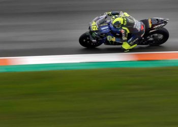Rossi reconoce que tiene que ser «más fuerte y más rápido»