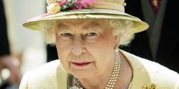 Isabel II cumple 95 años sin el duque de Edimburgo y con una crisis familiar