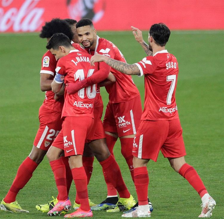 Los jugadores del Sevilla celebran el primer gol ante el Celta en el partido de LaLiga disputado este lunes en el estadio Balaidos de Vigo. EFE / Salvador Sas