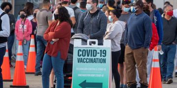 Gran afluencia a centro de vacunas en Miami en primer día sin límite de edad