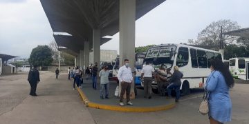 Transportes  piratas operan con altos precios hacia la frontera mientras transportistas legales están atrapados