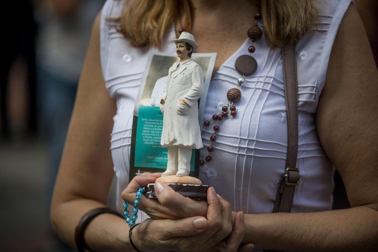 Una mujer sostiene una imagen de José Gregorio Hernández en Caracas (Venezuela). EFE/Miguel Gutiérrez/Archivo