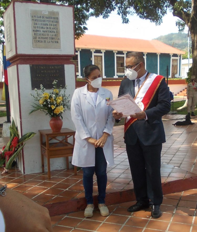 La entrega del reconocimiento a la Misión Medica Cubana JGH en la plaza Rangel de Betijoque.