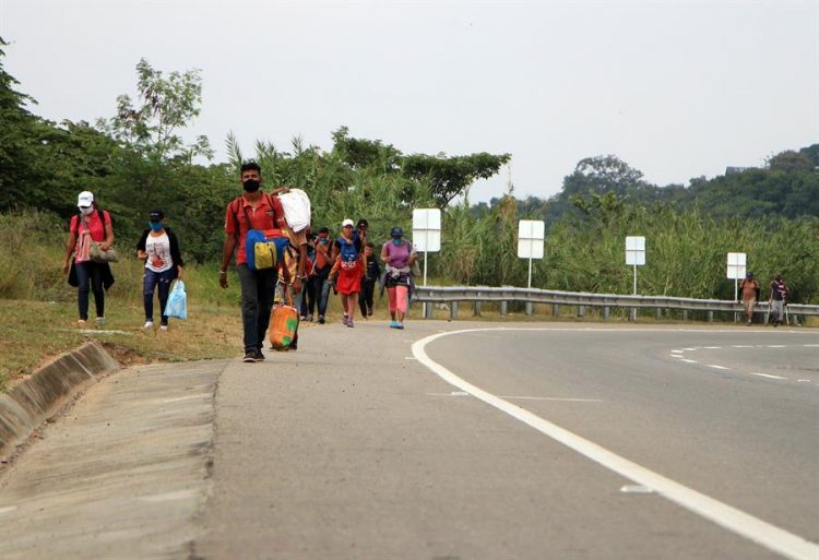 Ciudadanos venezolanos caminan por una autopista cercana a Cúcuta (Colombia). EFE