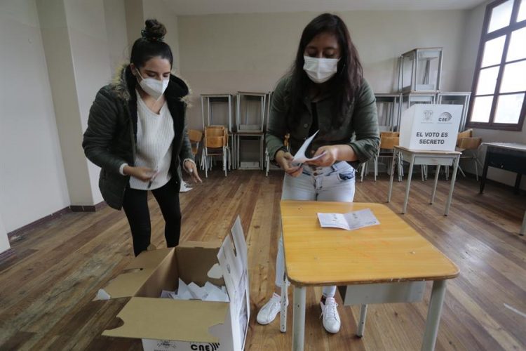 Jurados de votación realizan el conteo de votos tras las Elecciones Generales 2021 hoy, en el centro de votación Colegio Manuela Cañizarez, en Quito (Ecuador). EFE/Santiago Fernández