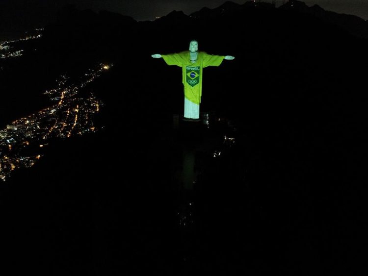 El Comité Olímpico Brasileño (COB) iluminó este miércoles el Cristo Redentor, para celebrar los 100 días que restan para el inicio de los Juegos Olímpicos de Tokio, que se realizarán del 23 de julio al 8 de agosto, en Río de Janeiro (Brasil). EFE/Antonio Lacerda