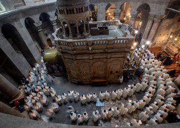 Jerusalén comienza el Jueves Santo con una misa temprana en el Santo Sepulcro