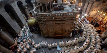 Jerusalén comienza el Jueves Santo con una misa temprana en el Santo Sepulcro