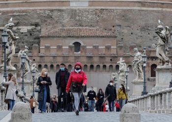 Suben los contagios en Europa y se intenta acelerar el ritmo de vacunación