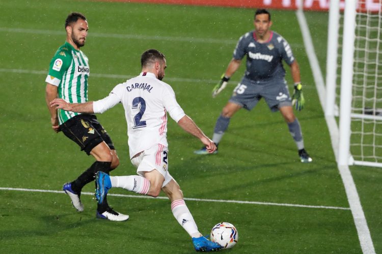 El defensa del Real Madrid Daniel Carvajal (c) juega un balón ante Víctor Ruiz (i), del Real Betis, durante el partido de Liga en Primera División que disputaron en el estadio Afredo Di Stéfano, en Madrid. EFE/Juan Carlos Hidalgo