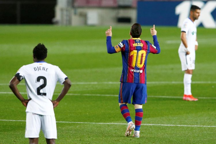 El delantero del FC Barcelona Leo Messi (c) celebra tras marcar ante el Getafe, durante el partido de Liga en Primera División en el Camp Nou, en Barcelona. EFE/Enric Fontcuberta