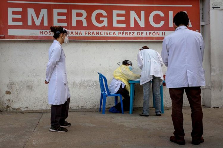 Personal médico espera para recibir una vacuna contra la covid-19 el 26 de marzo de 2021, durante una jornada de vacunación de personal médico en el Hospital Ana Francisca Pérez de León II, en Caracas