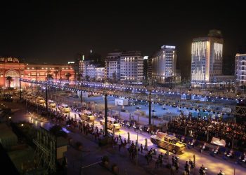 Momias de reyes y reinas recorren El Cairo en un gran desfile faraónico