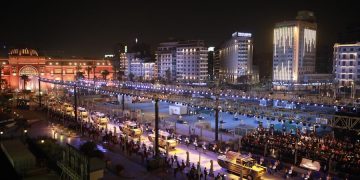 Momias de reyes y reinas recorren El Cairo en un gran desfile faraónico