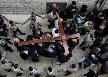 Un vía crucis concurrido conmueve a una Jerusalén apagada por la pandemia