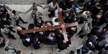 Un vía crucis concurrido conmueve a una Jerusalén apagada por la pandemia