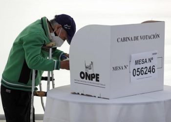 Numerosos retrasos en la apertura de las mesas electorales en Perú