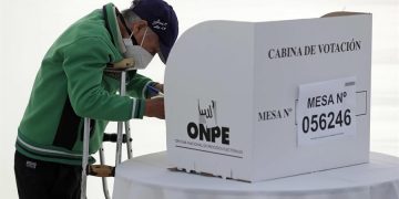 Numerosos retrasos en la apertura de las mesas electorales en Perú