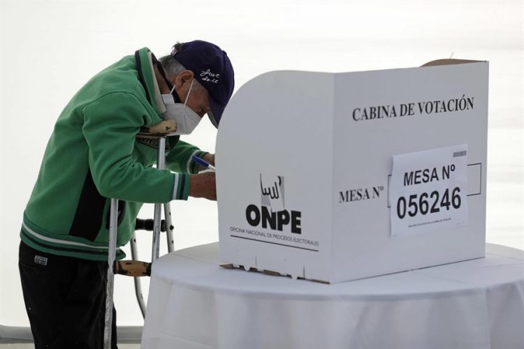 Un hombre vota hoy en un colegio electoral en Lima (Perú). EFE/Paolo Aguilar