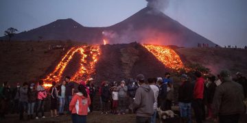 Los ríos de lava del volcán Pacaya de Guatemala acechan a comunidades vecinas