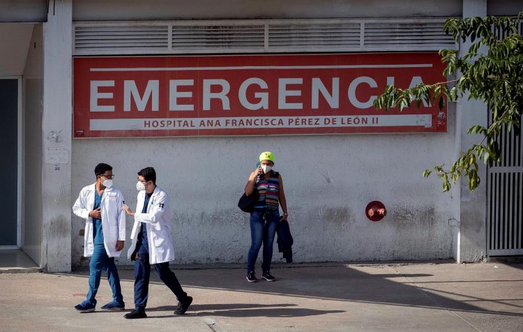 Trabajadores de la salud caminan frente a la sala de emergencias del Hospital Ana Francisca Pérez de León II el 7 de abril de 2021, en Caracas (Venezuela). EFE/ Rayner Peña/Archivo