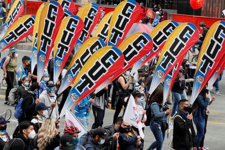 Decenas de personas entre las que sobresalen banderas de la Central Unitaria de Trabajadores de Colombia (CUT) participan en la jornada de manifestaciones denominada Paro Nacional, convocada en todo el país para rechazar, entre otros, la reforma tributaria del Gobierno hoy, en Bogotá (Colombia). EFE/ Carlos Ortega