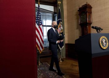 Biden sanciona a Rusia y expulsa a diez diplomáticos rusos de Estados Unidos