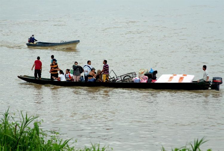 Migrantes venezolanos cruzan en botes por enfrentamientos armados entre la Fuerza Armada Nacional Bolivariana (FANB) y al parecer disidentes de las FARC. EFE