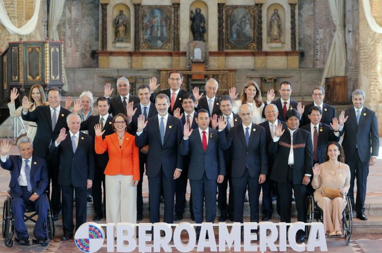 Participantes posan durante la foto oficial de jefes de estado en la XXVI Cumbre Iberoamericana, en 2018, en Antigua, Guatemala. EFE/Lavandeira Jr./Archivo
