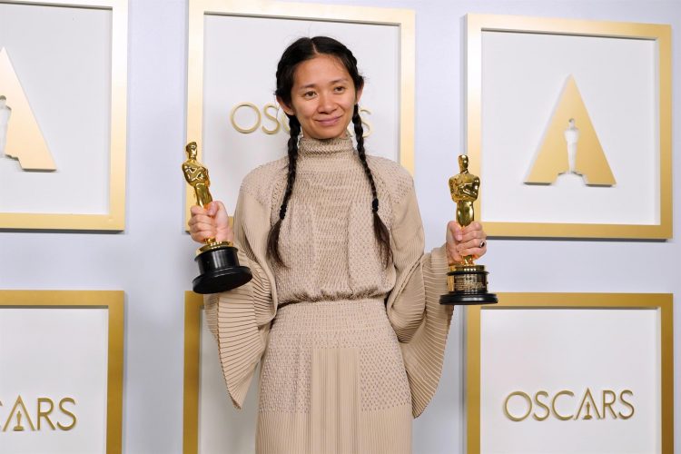 La directora y productora Chloe Zhao, ganadora en la categoría a mejor director-directora de la edición 93 de los premios de la Academia de Hollywood.. EFE/