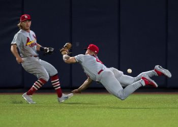 4-3. Tyler O’Neil aprovecha un ‘wild pitch’ y le da el triunfo a los Cardenales sobre los Filis