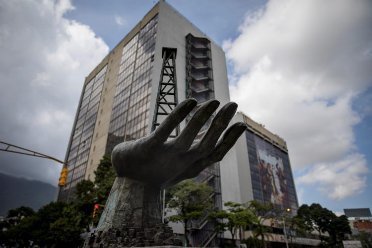 Fotografía de archivo de una escultura en las inmediaciones del edificio de la sede principal de Petróleos de Venezuela (PDVSA), en Caracas (Venezuela). EFE/MIGUEL GUTIÉRREZ/Archivo