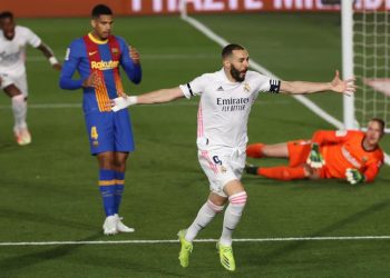 2-1. El Real Madrid gana el clásico y duerme líder