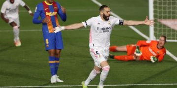 2-1. El Real Madrid gana el clásico y duerme líder