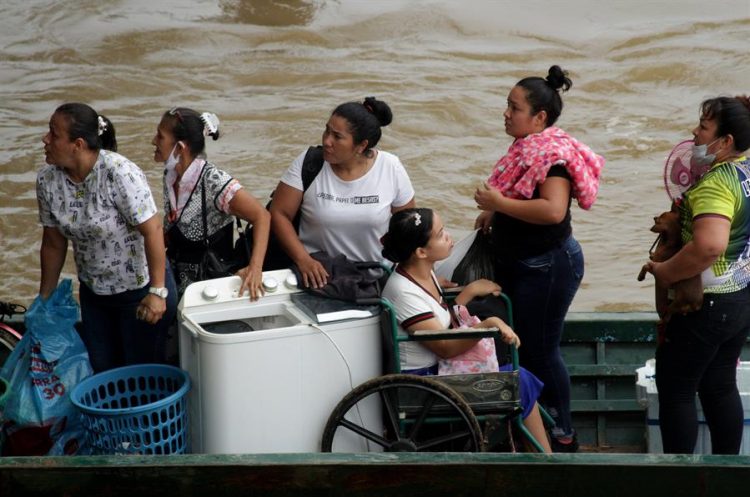 Migrantes venezolanos cruzan en botes desde La Victoria, en Venezuela, hasta Arauquita, en Colombia en Arauca (Colombia). EFE/ Jebrail Mosquera Contreras/Archivo