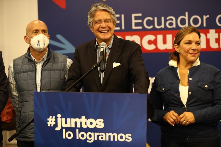 El presidente electo de Ecuador, Guillermo Lasso (c), ofrece una rueda de prensa el 12 de abril de 2021 en el hotel Dann Carlton de Quito (Ecuador). EFE/ José Jácóme