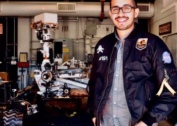 Latino derriba barreras hasta llegar a la NASA y enviar un robot a Marte