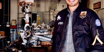 Latino derriba barreras hasta llegar a la NASA y enviar un robot a Marte