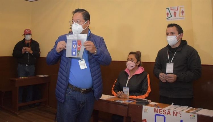 El presidente boliviano, Luis Arce, vota en las elecciones subnacionales hoy, en La Paz (Bolivia). EFE/Stringer