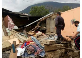 Mueren abuelita y su nieto al impactar carro su vivienda