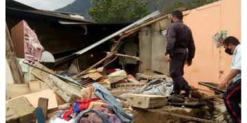 Mueren abuelita y su nieto al impactar carro su vivienda