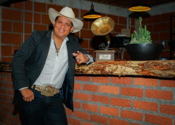 Tony Mendoza cruzando fronteras