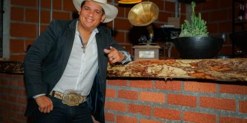 Tony Mendoza cruzando fronteras