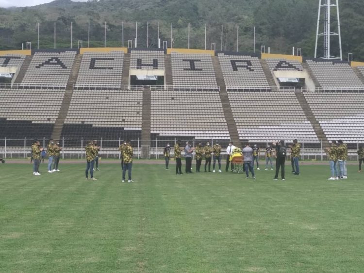 iItegrantes de la plantilla del Carrusel Aurinegro fueron los encargados de rendir un pequeño pero merecido homenaje al jugador tachirense.
