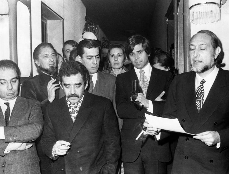 Imagen de 1970 en la que aparecen, entre otros escritores, Gabriel García Márquez y Mario Vargas Llosa (detrás 2i). EFE/yv/Archivo