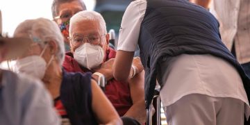 Los casos de covid-19 superan los 134,7 millones en el mundo, según la Johns Hopkins