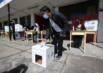 Arranca la segunda jornada adelantada para el voto en casa en Ecuador